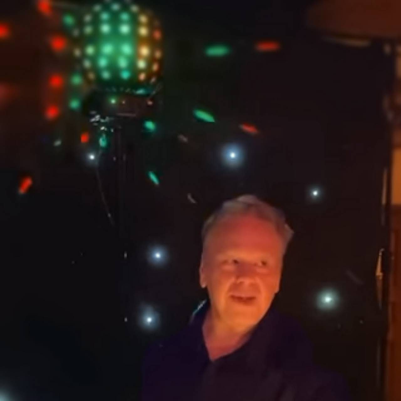 DJ Arnold Mulder achter de draaitafel